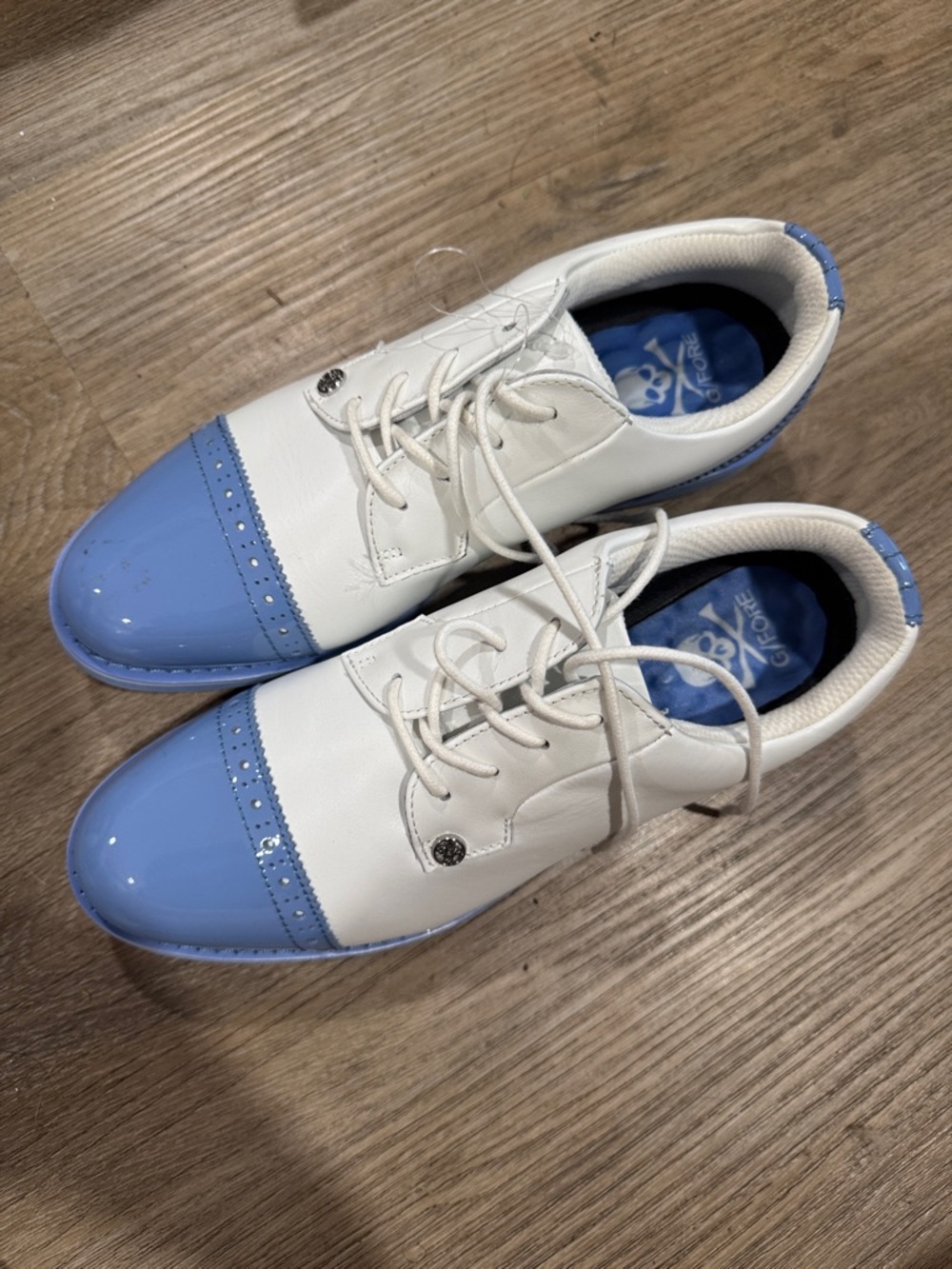 New G/FORE women’s White & Light Blue Cap-Toe Oxfords - Picture 2 of 4